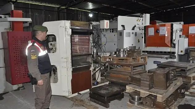 İzmir'de kaçak sigara fabrikasına baskında 1 ton tütün ele geçirildi