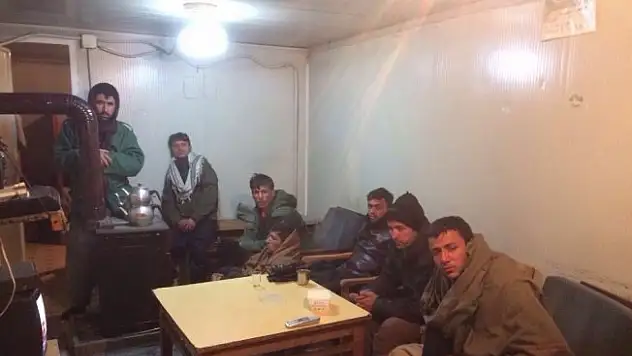 Jandarma devriye yaparken kaçak göçmenleri yakaladı