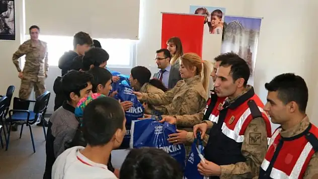 Van'da Jandarma göçmenlere kıyafet desteği verdi