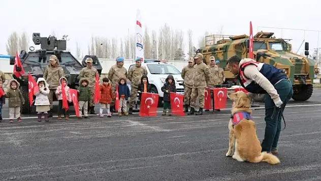 Jandarmanın misafirleri minik öğrenciler oldu
