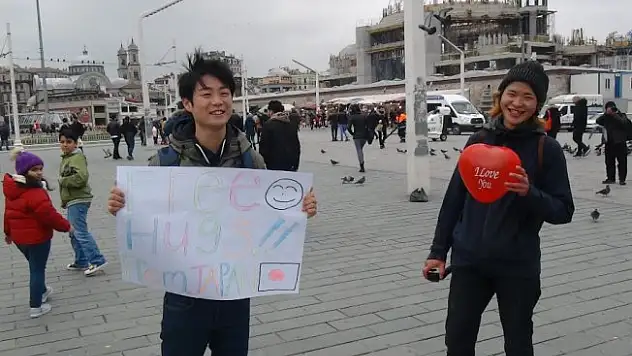 Japon turistlerden Taksim'de 'sarılmak bedava' etkinliği