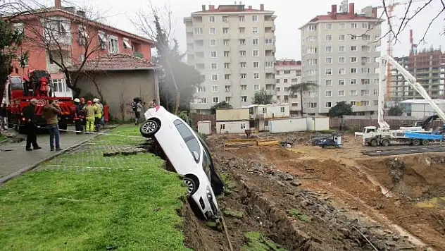 Kadıköy'de bir inşaatın temelinde toprak kayması