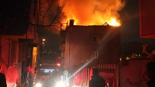 Kağıthane'de çatı katı alev alev yandı
