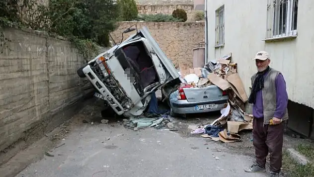 Kamyonet otomobilin üzerine düştü