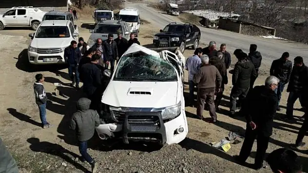 Hakkari'nin Şemdilli ilçesinde Kamyonet takla attı: 3 yaralı