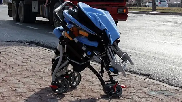 Karşıdan karşıya geçmek isteyen anne ve 2 yaşındaki çocuğu kazada ağır yaralandı