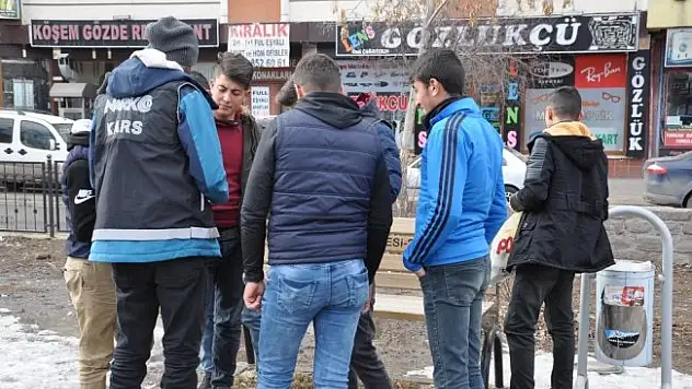Kars't polis okul önlerinde uçurtmuyor