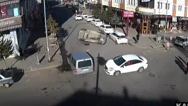 Kars'ta Trafik Kazası Mobese'den Anbean Görüntülendi