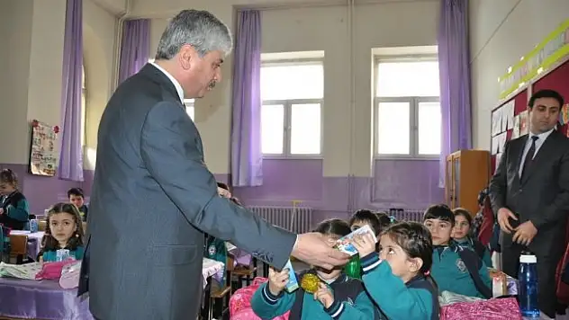 Kars'ta, öğrencilere Sarıkamış ve Gazi Ahmet Muhtar Paşa Çizgi Romanı dağıtıldı