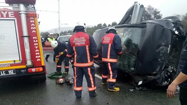 Kayganlaşan yolda otomobil bariyerlere çarptı