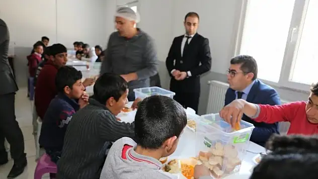 Muş'un Varto Kaymakamı Mehmet Nuri Çetin'den yemek denetimi