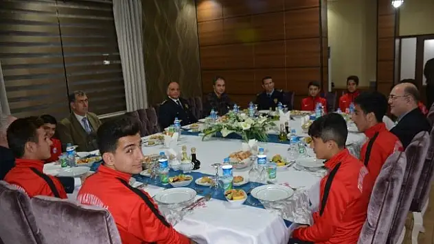Kaymakam Özkan, şampiyon sporcuları ağırladı