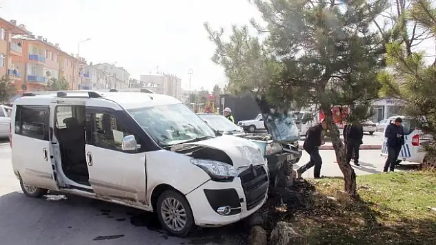 Kazada yaralananlara yardım ederken kaza yaptı
