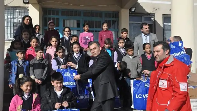 Kızılaydan 715 öğrenciye giyim yardımı