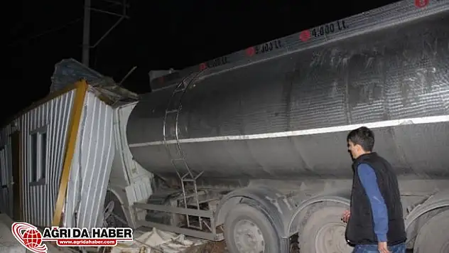 Kocaeli'de Freni boşalan tanker bekçi kulübesine girdi