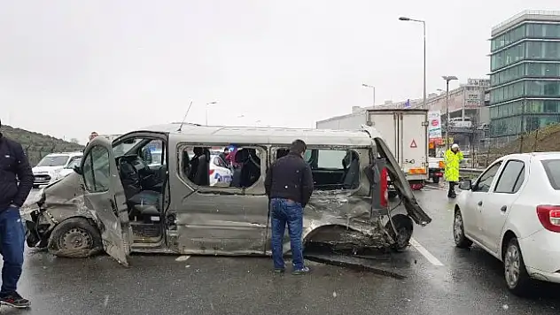 Kontrolden çıkan minibüs 4 araca çarptı: 5 yaralı