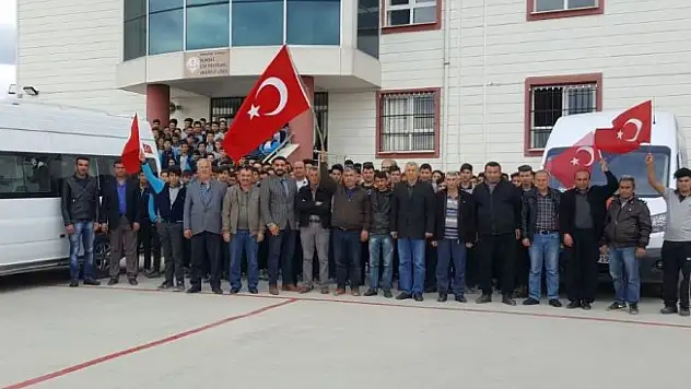 Lise öğrencileri harçlıklarını, servis şoförleri kazançlarını Mehmetçiğe gönderdi