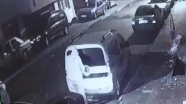 Mahalleliyi canından bezdiren oto hırsızı kamerada