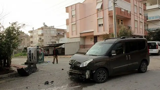 Manavgat'ta trafik kazası güvenlik kamerasına yansıdı