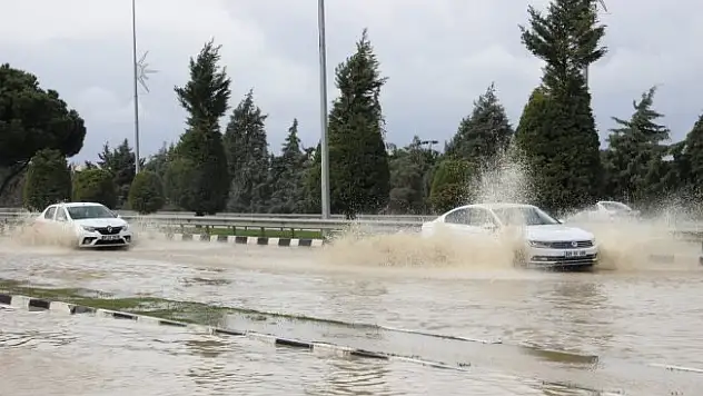 Manisa-İzmir yolu göle döndü