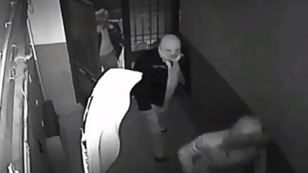Maskeli, silahlı, çelik yelekli gaspçılar kamerada