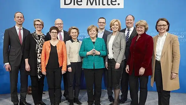 Merkel bakanlarını tanıttı