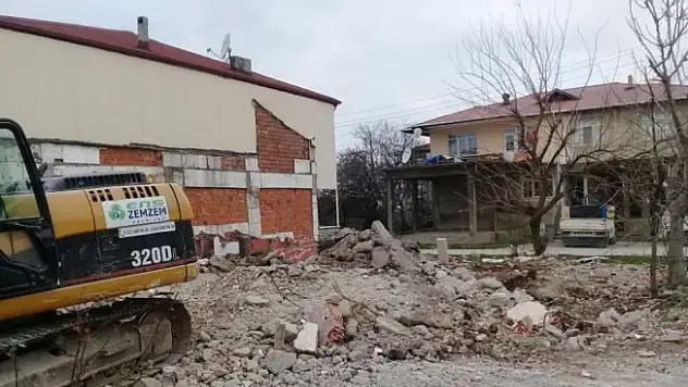 Metruk binalar tek tek yıkılıyor