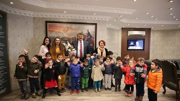 Minik öğrenciler belediyeyi ziyaret etti