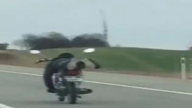 Motosiklet üzerinde tehlikeli yolculuk