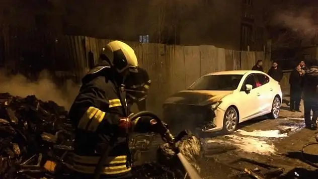 Odunlukta çıkan yangın araca zarar verdi