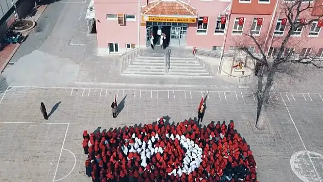Öğrenciler Mehmetçik için bayrak oldu dalgalandı