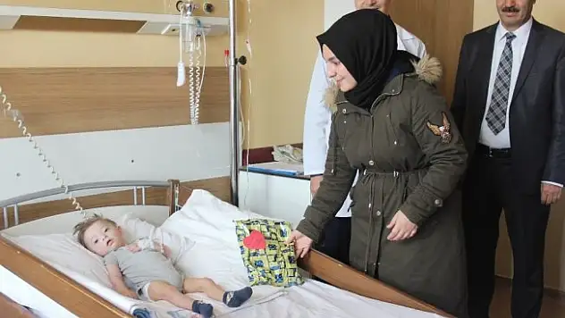 Öğrenciler, tedavi altındaki çocuklara moral oldular