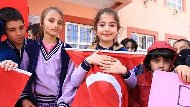 Öğrencilerden Mehmetçiğe destek