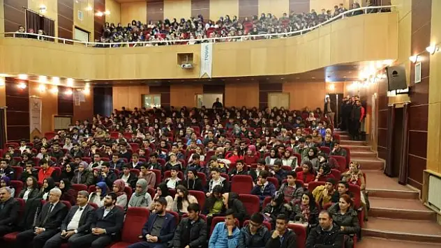 Öğrencilere 'Başarıya Gülümse' konferansı