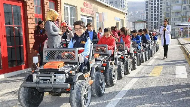 Öğrencilere trafik eğitimi veriliyor