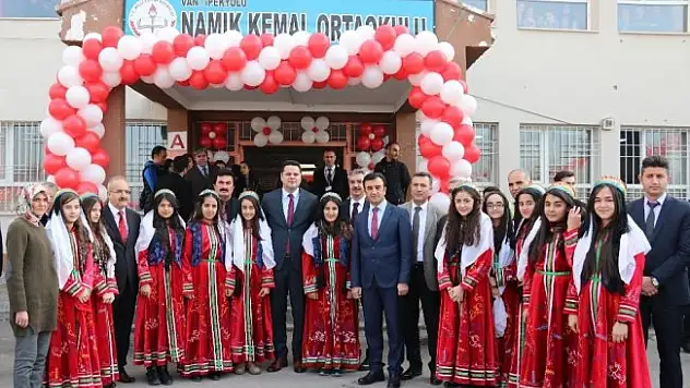 Van'da Okul müdürü odasını kütüphaneye çevirdi