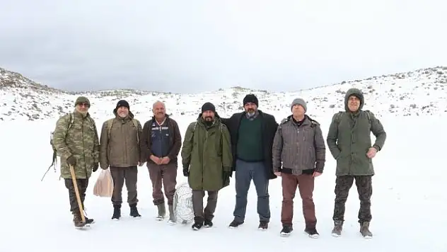 Oltulu doğaseverler krater gölüne yürüdüler