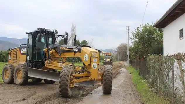 Ortaca Belediyesi kendi ürettiği malzemelerle asfaltlama çalışmalarına devam ediyor