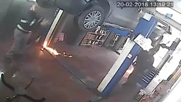 Oto tamircisinin yanmaktan son anda kurtulduğu anlar kamerada