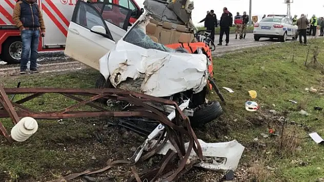 Otomobil kamyona arkadan çarptı: 1 ölü, 2 yaralı