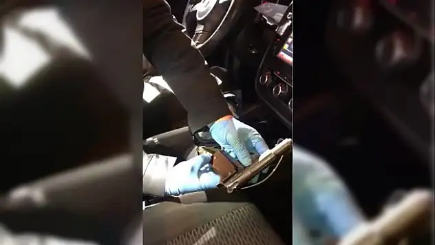 Otomobilin vites kutusundan tabanca çıktı