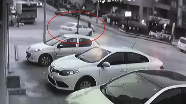 Otomobilin yayaya çarptığı an kamerada