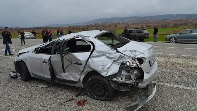Otomobiller çarpıştı: 1 ölü, 5 yaralı