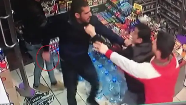 (Özel Haber)  Market sahibinin bıçaklı hırsızla boğuşması kamerada