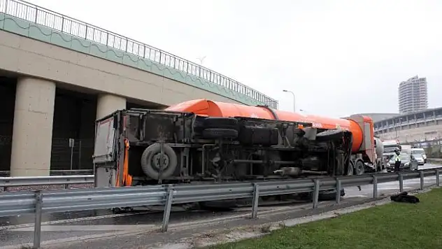 (Özel Haber) TEM'de devrilen kamyonetten burnu bile kanamadan çıktı
