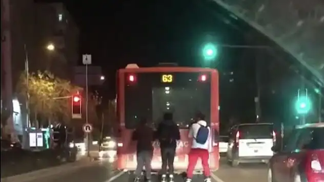 Patenci çocukların trafikte tehlikeli yolculuğu