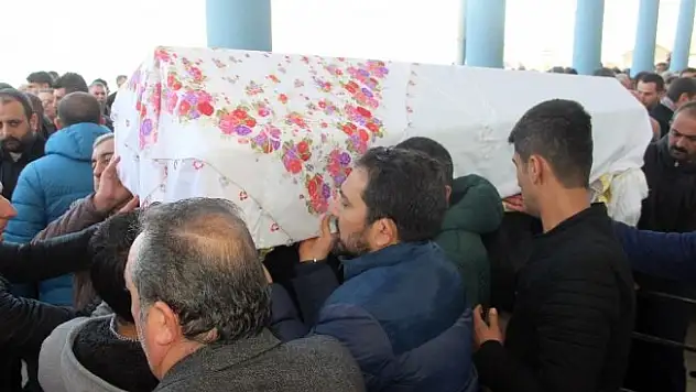 Patlamada ölen 2 çocuk annesi son yolculuğuna uğurlandı