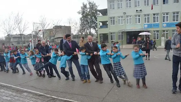 Protokol ve öğrenciler halat çekerek eğlendi