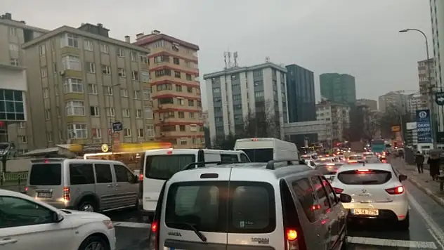 Sağanak yağmur trafiği felç etti