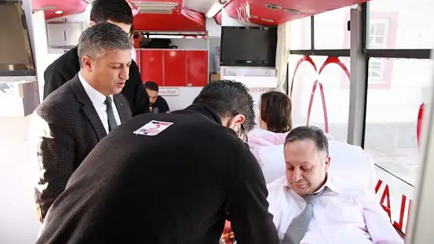 Van'da Sağlıkçılardan kan bağışı